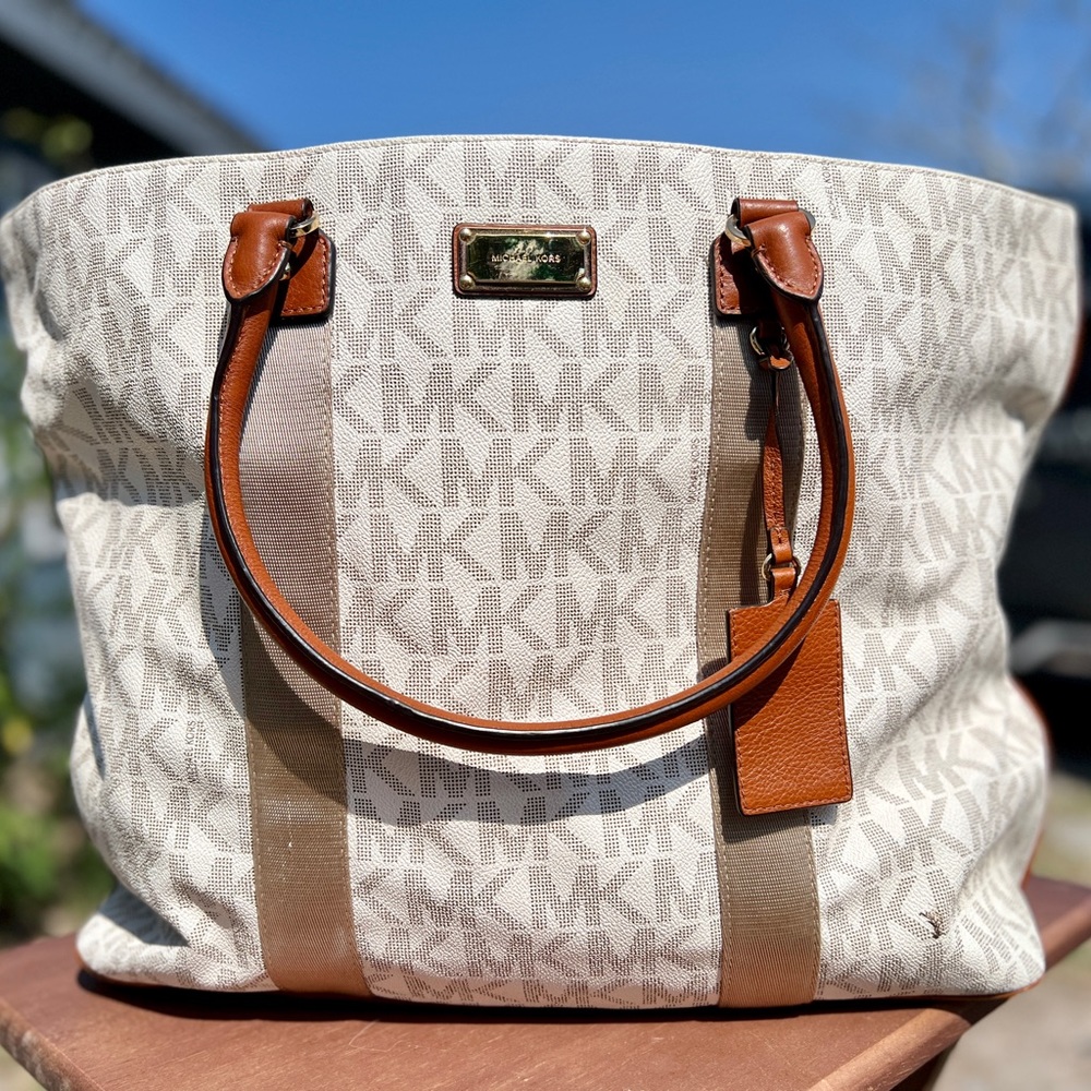 MICHAEL KORS  
Tote Travel Bag
Color: white with large print